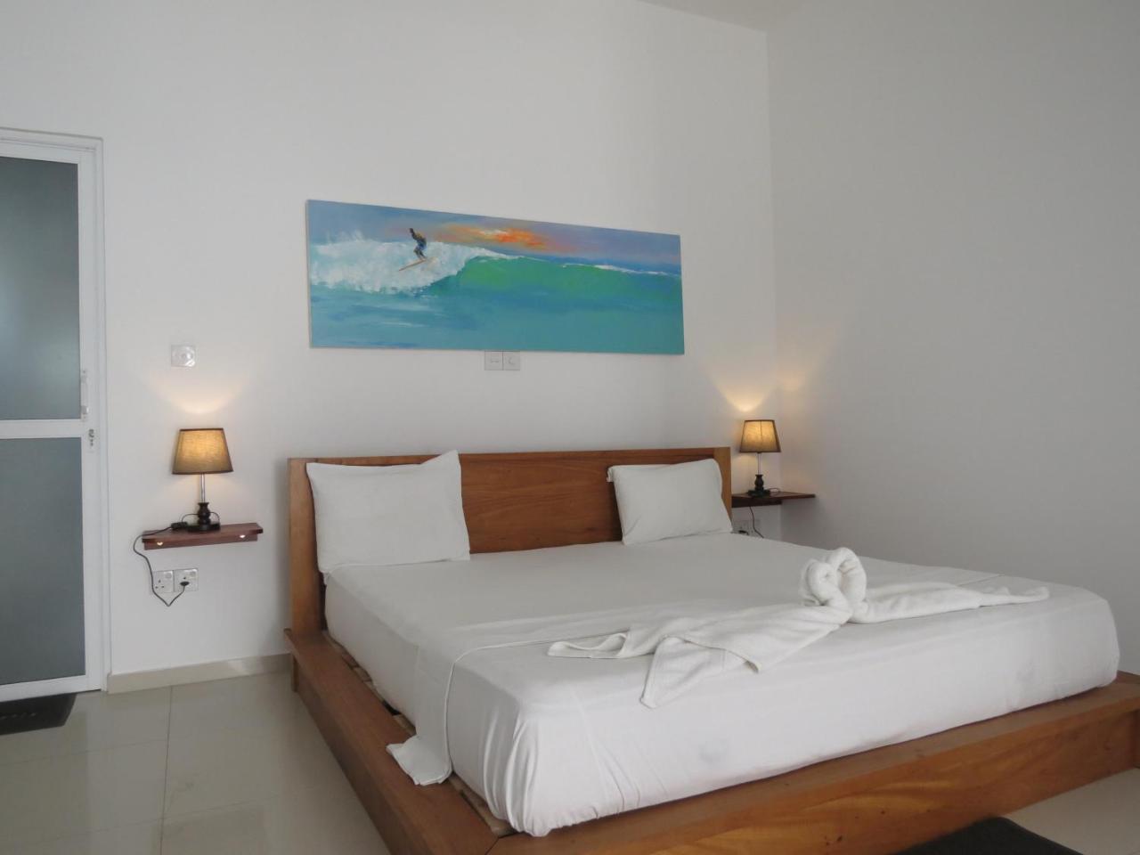 Mountain Wave Hotel And Surfshop Hikkaduwa Exterior photo