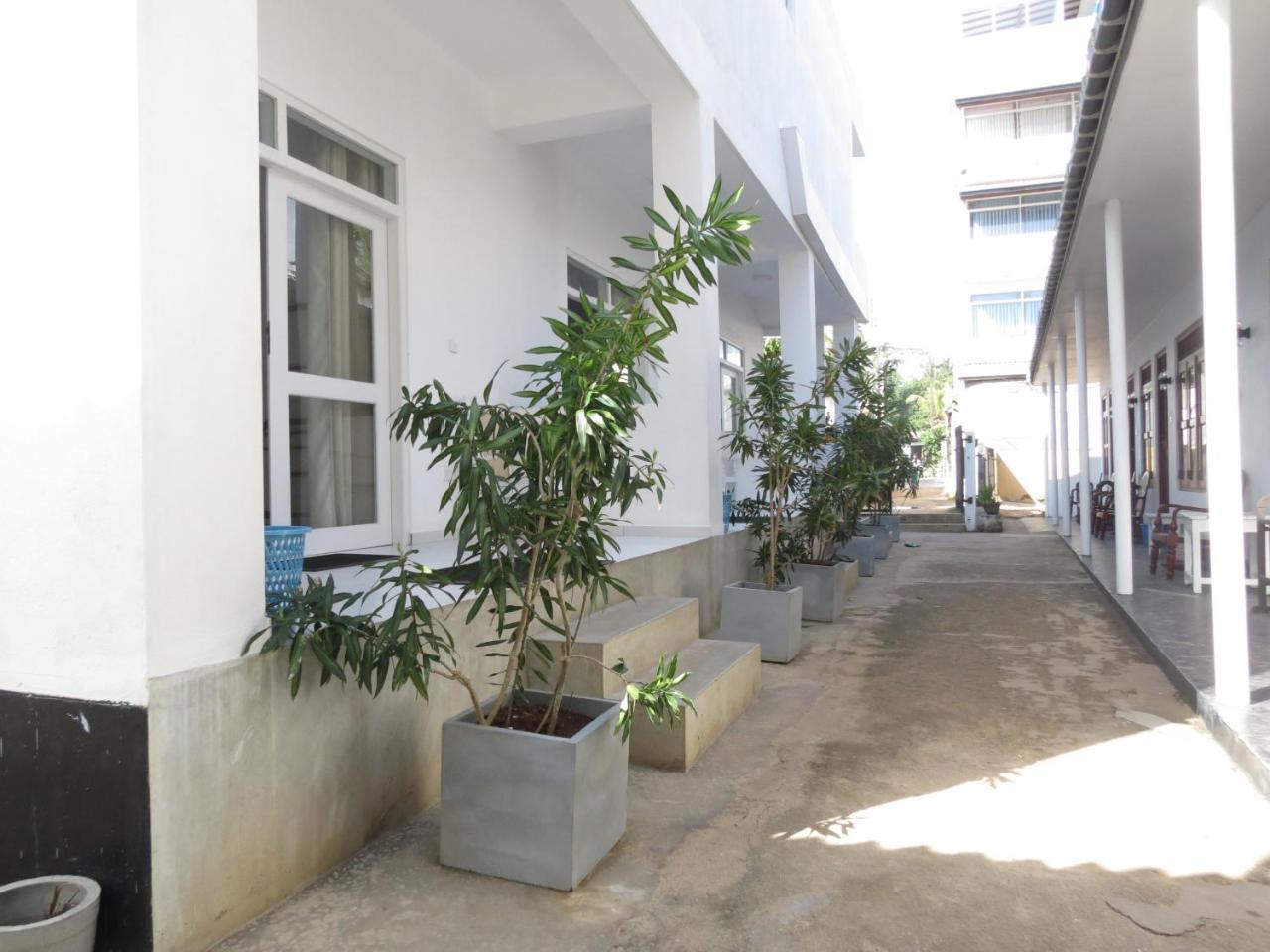 Mountain Wave Hotel And Surfshop Hikkaduwa Exterior photo
